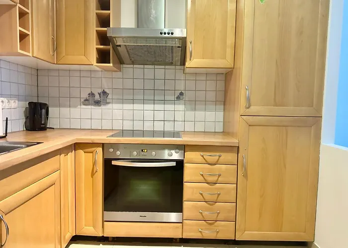 90 M2 Maisonette With Free Parking Apartment *